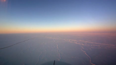 Pov-Aufnahme-Von-Der-Vorderseite-Eines-Flugzeugs,-Das-über-Die-Gefrorene-Arktische-Tundra-Fliegt-3