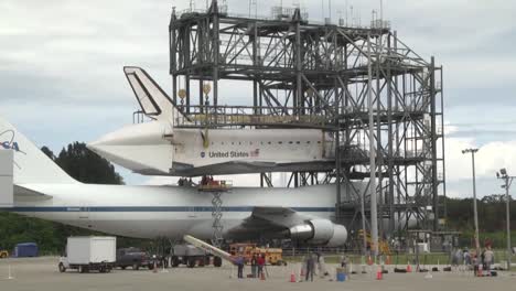 Das-Space-Shuttle-Unternehmen-Huckepack-Auf-Dem-Rücken-Einer-747-2