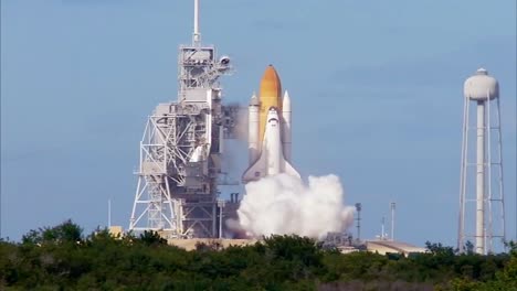 Das-Space-Shuttle-Hebt-Von-Cape-Canaveral-Florida-Ab-1