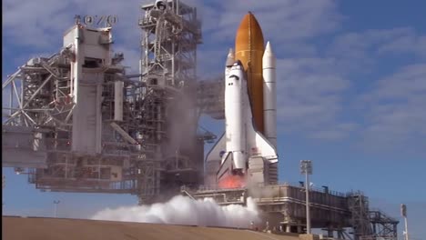 Das-Space-Shuttle-Hebt-Von-Cape-Canaveral-Florida-Ab-2