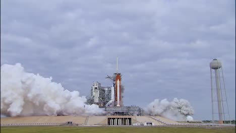 Das-Space-shuttle-Atlantis-Hebt-Von-Cape-Canaveral-Florida-Ab-5