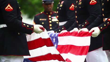 Us-Marine-Honor-Guard-Leads-A-Funeral-For-A-Fallen-Soldier-3