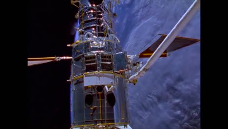 El-Telescopio-Espacial-Hubble-Se-Lanza-Durante-Esta-Caminata-Espacial-Fuera-Del-Transbordador-Espacial-En-1990-3