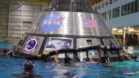 NASA-Ingenieure-üben-Mit-Der-Orion-Kapsel-Im-Johnson-Space-Center-Die-Rettung-Durch-Spritzwasser