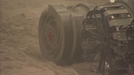 Mars-Rover-Werden-Von-Der-NASA-Getestet,-Um-Die-Oberfläche-Des-Mars-In-Einem-Staubraum-Zu-Simulieren