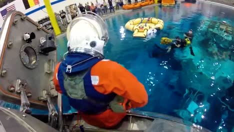 Nasa-Engineers-Practice-Splashdown-Rescue-With-The-Orion-Capsule-At-The-Johnson-Espacio-Center-1