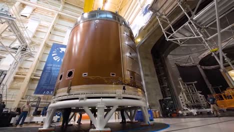 Ein-Massiver-Teil-Des-Orion-Raumschiffs-Wird-In-Dieser-Zeitrafferaufnahme-Von-NASA-Ingenieuren-Durch-Die-Produktion-Bewegt