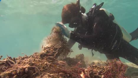 Los-Buzos-Trabajan-Para-Quitar-Las-Redes-De-Pesca-Enredadas-De-Los-Arrecifes-De-Coral-Cerca-De-Hawai