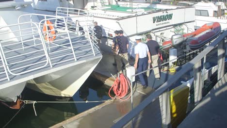 Agentes-De-La-Ntsb-Recorren-Un-Barco-Similar-Al-De-La-Concepción-En-El-Puerto-De-Santa-Bárbara-Tras-Un-Desastroso-Incendio-En-Un-Barco-De-Buceo