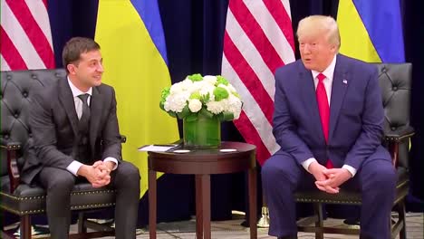 US-Präsident-Donald-Trump-Sitzt-Und-Spricht-Mit-Dem-Präsidenten-Der-Ukraine-Wolodymyr-Zelensky-Auf-Einer-Pressekonferenz-Während-Des-Impeachment-Whistleblower-Skandals