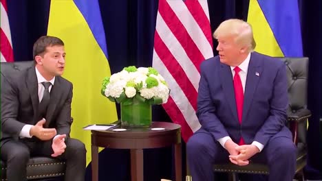 US-Präsident-Donald-Trump-Sitzt-Und-Spricht-Mit-Dem-Präsidenten-Der-Ukraine-Wolodymyr-Zelensky-Auf-Einer-Pressekonferenz-Während-Des-Amtsenthebungs-Whistleblower-Skandals-Frankreich-Und-Deutschland-Und-Die-EU-Geben-Nicht-Genug-Unterstützung-Diskutiert