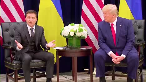 El-Presidente-De-Los-Estados-Unidos,-Donald-Trump,-Se-Sienta-Y-Habla-Con-El-Presidente-De-Ucrania,-Volodymyr-Zelensky,-En-Una-Conferencia-De-Prensa-Durante-El-Juicio-Político,-Denunciante,-Escándalo,-Corrupción-Y-Medidas-Anticorrupción-Se-Discuten-Con-Un-Apretón-De-Manos.