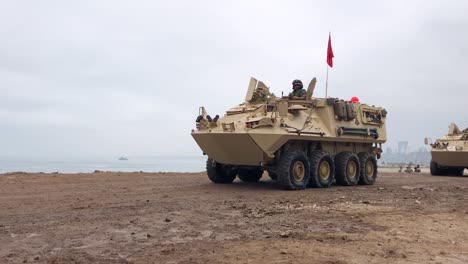 Los-Tanques-Del-Ejército-Militar-Peruano-Se-Mueven-A-Través-De-Una-Playa-En-Lima,-Perú.