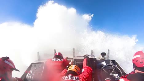 Coast-Guard-Station-Golden-Gate-Führt-Surftraining-In-Einem-Kleinen-Boot-In-Der-Nähe-Von-San-Francisco-Kalifornien-1