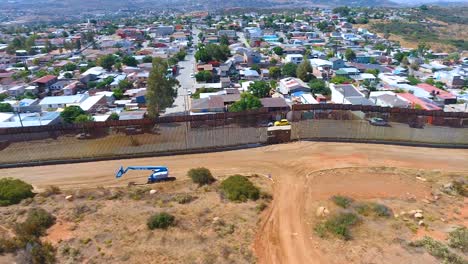 Buena-Antena-Sobre-El-Muro-Fronterizo-1