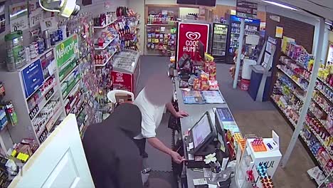 Ein-Vermummter-Mann-überfällt-Einen-Supermarkt-Während-Eines-Bewaffneten-Raubüberfalls-In-Dedham,-Massachusetts