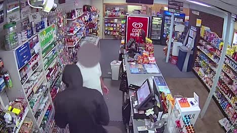 Ein-Mann-Mit-Kapuze-überfällt-Einen-Supermarkt-Während-Eines-Bewaffneten-Raubüberfalls-In-Dedham,-Massachusetts-1