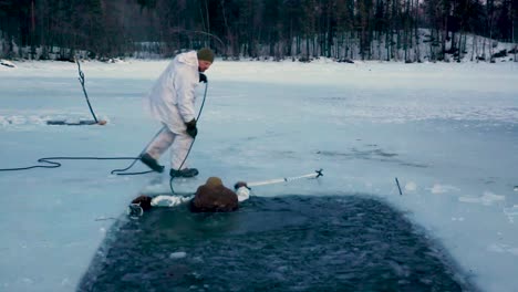 Los-Marines-Estadounidenses-Realizan-Simulacros-Para-Romper-El-Hielo-Polar-Durante-El-Entrenamiento-En-Clima-Frío-En-Setermoen-Noruega-Y-Caen-Intencionalmente-En-Agua-Helada