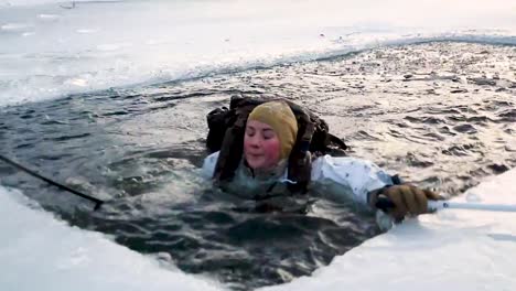 Los-Marines-Estadounidenses-Realizan-Simulacros-De-Romper-El-Hielo-Polar-Durante-El-Entrenamiento-En-Clima-Frío-En-Setermoen-Noruega-Y-Caen-Intencionalmente-En-Agua-Helada-4