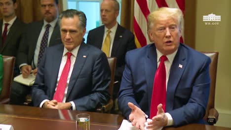 US-Präsident-Donald-Trump-Und-Senator-Mitt-Romney-Sitzen-Bei-Einem-Treffen-Im-Weißen-Haus-Nebeneinander
