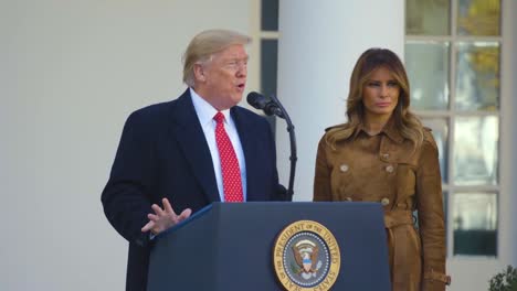 El-Presidente-Estadounidense,-Donald-Trump-Y-Melania-Trump,-Perdonan-El-Pavo-De-Acción-De-Gracias-En-La-Casa-Blanca-Y-Celebran-La-Fiesta.