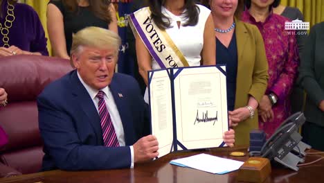 El-Presidente-Trump-Participa-En-Una-Ceremonia-De-Firma-Del-Acto-De-La-Moneda-Del-Centenario-Del-Sufragio-Femenino-Se-Pregunta-En-Voz-Alta-Por-Qué-La-Moneda-Del-Centenario-No-Se-Hizo-Hace-Mucho-Tiempo