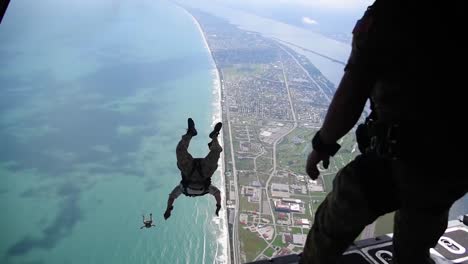 308o-Escuadrón-De-Rescate-Paracaidistas-De-Salvamento-Realizar-Una-Caída-Libre-Militar-Desde-La-Parte-Trasera-De-Un-Avión-De-Combate-Hc130p-/-N-Combat-King-En-Patrick-Air-Force-Base-Florida