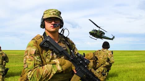 Un-Helicóptero-Huey-Aterriza-En-Una-Llanura-Cubierta-De-Hierba-Con-Nuestro-Servicio-Y-Las-Fuerzas-Que-Vigilan-La-Misión-En-Cámara-Lenta