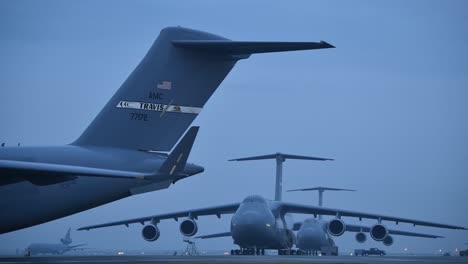 Gute-Aufnahme-Der-Travis-Air-Force-Base-Mit-Großen-Flugzeugen-Auf-Der-Startbahn-Im-Morgengrauen