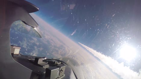 Pov-Ein-138.-Fighter-Wing-Tulsa-F16-Viper-Kampfjet-Löscht-Durch-Einen-Anderen-Kondensstreifen-Der-Jets-In-Der-Luft