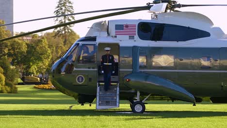 US-Präsident-Donald-Trump-Montage-Boarding-Marine-One-Helikopter-Für-Den-Flug-über-Washington-DC-Treffen-Reporter-Gruß-Fans-1-Greeting