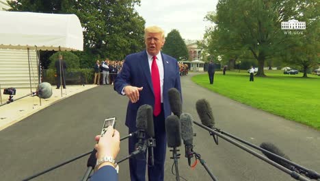 El-Presidente-De-Los-Estados-Unidos,-Donald-Trump,-Se-Dirige-A-La-Prensa-Sobre-Su-Juicio-Político-Y-Dice-Que-Su-Llamada-Con-El-Presidente-Ucraniano-Fue-&quot;&quot;-Perfecta-&quot;&quot;-1