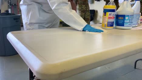 US-Armeepersonal-übt-Die-Reinigung-Und-Desinfektion-Von-Oberflächen-Während-Der-Epidemie-Des-Covid19-Coronavirus