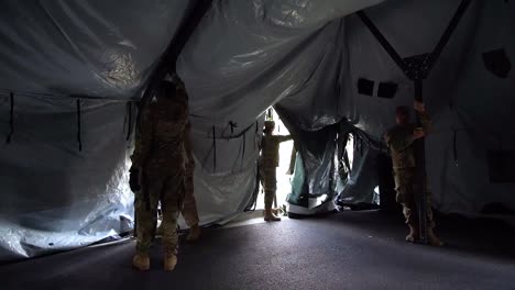 Carpa-De-Instalación-De-La-Unidad-De-Guardia-De-Maryland-Para-Triaje-De-Emergencia-Fuera-De-Un-Hospital-Durante-La-Epidemia-1-Del-Brote-De-Coronavirus-Covid19