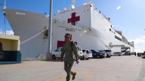 La-Misericordia-Del-Buque-Hospital-De-La-Marina-Estadounidense-Se-Activa-Para-Combatir-El-Brote-Del-Coronavirus-Covid19