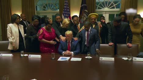 El-Presidente-Donald-Trump-Ora-En-La-Casa-Blanca-Con-Líderes-Religiosos-Afroamericanos-Negros