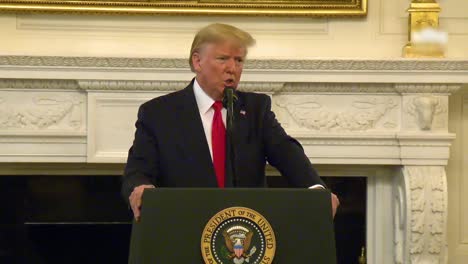 Präsident-Donald-Trump-Sagt,-Dass-Das-Coronavirus-Covid19-Normalerweise-Im-April-Mit-Der-Hitze-Verschwinden-Wird,-Wenn-Sich-Die-Temperatur-Erwärmt