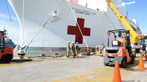 Das-Krankenhausschiff-Der-US-Marine-Wird-Am-Hafen-Mit-Waren-Beladen,-Um-Den-Ausbruch-Des-Coronavirus-Covid19-Zu-Bekämpfen