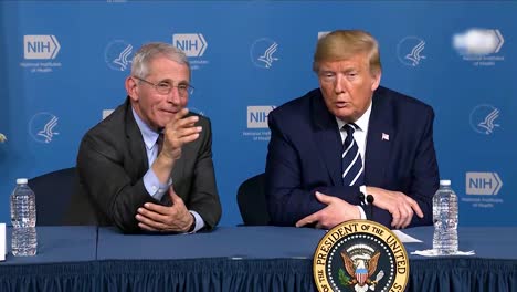 El-Médico-E-Inmunólogo-Estadounidense-De-2020,-El-Dr.-Anthony-Fauci,-Explica-Al-Presidente-Trump-Cómo-Funcionan-Los-Virus-Y-Los-Brotes-Durante-El-Brote-De-Coronavirus-Covid19-Durante-Una-Visita-A-La-Sede-1-De-Nih-Heq