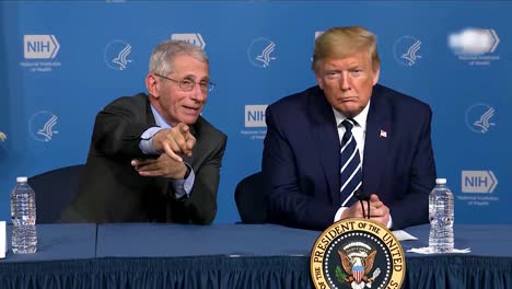 El-Médico-E-Inmunólogo-Estadounidense-De-2020,-El-Dr.-Anthony-Fauci,-Explica-Al-Presidente-Trump-Cómo-Funcionan-Los-Virus-Y-Los-Brotes-Durante-El-Brote-De-Coronavirus-Covid19-Durante-Una-Visita-A-La-Sede-2-De-Nih-Heq