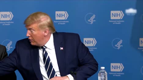 2020-En-Una-Reunión-De-Coronavirus-Covid19-Con-Miembros-Del-Presidente-De-Nih,-Donald-Trump,-Da-La-Mano-A-Médicos-Y-Administradores