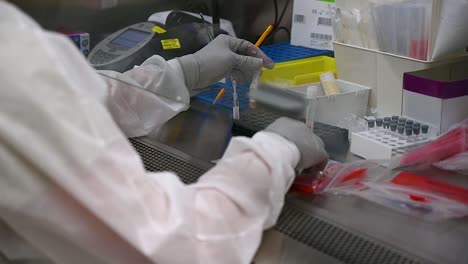 Covid19-Coronavirus-Testkits-Werden-Während-Der-Ausbruchsepidemie-In-Einem-Mobilen-Labor-Analysiert