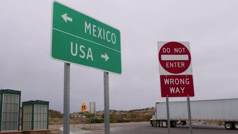 Los-Camiones-De-Carga-Cruzan-La-Frontera-De-México-A-EE.-UU.-Envío-Después-De-La-Inspección-Por-Parte-De-La-Patrulla-Fronteriza-Y-De-Aduanas-De-EE.-UU.