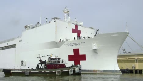 Us-Navy-Hospital-Ship-Comfort-Im-Hafen-Von-New-York-Angedockt,-Um-Den-Ausbruch-Des-Coronavirus-Covid19-Zu-Bekämpfen