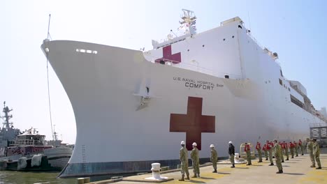 Us-Navy-Hospital-Ship-Comfort-Im-Hafen-Von-New-York-Angedockt,-Um-Den-Ausbruch-Des-Coronavirus-Covid19-Zu-Bekämpfen-1