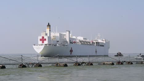 Us-Navy-Hospital-Ship-Comfort-Im-Hafen-Von-New-York-Angedockt,-Um-Den-Ausbruch-Des-Coronavirus-Covid19-Virus-Zu-Bekämpfen-3