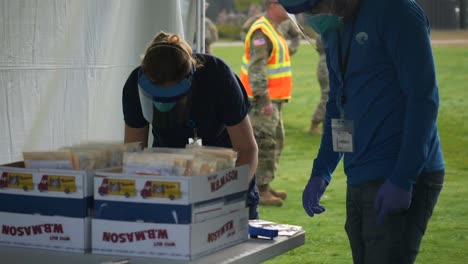 Los-Pacientes-Con-Coronavirus-Covid19-Son-Evaluados-En-Un-Drive-Thru-Clínica,-Se-Muestran-Máscaras-Y-Kits-De-Prueba