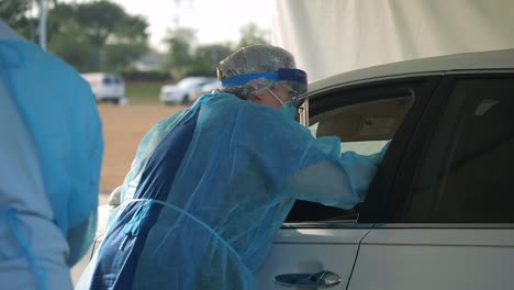 Los-Pacientes-Con-Coronavirus-Covid19-Son-Evaluados-En-Un-Drive-Thru-Clínica.-Se-Muestran-Máscaras-Y-Kits-De-Prueba-1