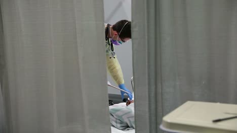 Los-Pacientes-De-Covid19-Del-Coronavirus-De-Nueva-York-Son-Tratados-En-El-Centro-De-Convenciones-De-Javits-Durante-El-Brote-Epidémico-Pandémico