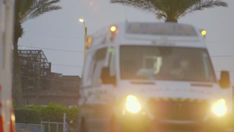 Nueva-Orleans-Coronavirus-Covid19-Pacientes-Llegan-En-Ambulancia-E-Ingresan-Al-Hospital-Durante-El-Brote-Epidémico-Pandémico